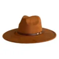 Chapeau fedora classique en suédine marron avec ceinture en cuir et clous, large bord. - M (56-58cm) / Couleur caramel