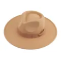 Gros plan détaillé d'un chapeau Fedora beige à large bord avec ruban assorti en feutre de laine. - M (56-58cm) / Chameau