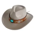 Gros plan sur un chapeau de cowboy en feutre gris avec une bande en cuir brodée et boucle. - M (56-58cm) / Gris