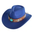 Vue rapprochée du chapeau de cowboy en feutre bleu avec bande en cuir marron brodée. - M (56-58cm) / Bleu