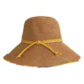 Nahaufnahme des handgefertigten Strohhuts mit detaillierter Basttextur und bunten Bändern. - M (56-58cm) / Farbe Block Kaki Hut