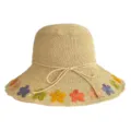 Nahaufnahme der gewebten Strohstruktur und des bunt bestickten Blumenkrempen des Sommerhuts. - M (56-58cm) / Blumen Beige Hut