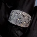 Detalle de un primer plano de un anillo ancho geométrico con pavé de circonitas brillantes. - Talla 6 / Oro blanco
