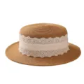 Franse elegante platte strohoed met witte kanten lint voor vrouwen zomer strand vakantie hoed. - M (56-58cm) / Frisse Kant Lint + Khaki Platte Top Strohoed