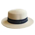 Elegante platte strohoed met zwarte band en metalen hanger voor de zomerse strandvakantie. - M (56-58cm) / Zwarte Lijn Lint + Beige Platte Top Strohoed