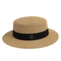 Elegante platte strohoed voor dames, mooie zomer strand zonnehoed met zwarte lint en C. - M (56-58cm) / Zwarte Letter Lint + Khaki Platte Top Strohoed