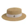 Platte strooien hoed voor dames met lichtgrijs lint en metalen C-bedel, ideaal voor de zomer. - M (56-58cm) / Beige Letter Lint + Khaki Platte Top Strohoed