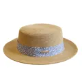 Franse strodameshoed, platte zonnehoed met stippen lint voor zomerse strandvakantie. - M (56-58cm) / Metalen Label Blauwe Stippen Lint + Khaki Platte Top Strohoed