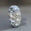 Anillo eternity vintage de halo con diamante redondo, anillo de circonita pavé apilable. - Talla 5 / Tono Platino