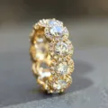 Anillo eternity de diamante con halo chapado en oro y circonitas brillantes para mujer. - Talla 5 / Tono Dorado