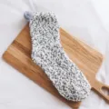 Gemütliche Korallenfleece Wintersocken für Damen, dicke flauschige Hausschuhe Socken mit Pompon. - Einheitsgröße / Weiß