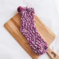 Warme dicke kuschelige Damen Korallenfleece Socken mit niedlichem Bommel für kalte Wintertage. - Einheitsgröße / Lila