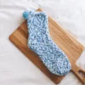 Gemütliche Korallenfleece Socken mit süßem Bommel, weiche warme flauschige Wintersocken für Damen. - Einheitsgröße / Hellblau