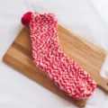 Rote und weisse flauschige Korallenfleece Socken mit Bommeln, warme Wintersocken fur das Haus - Einheitsgröße / Hellrot