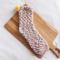 Dicke Korallenfleece warme Wintersocken mit gelbem Pompom flauschige bunte Haussocken für Damen - Einheitsgröße / bunt