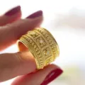 Anillo ancho dorado estilo palacio vintage con detalles de cuentas y cristales mujer - Talla 5 / Dorado