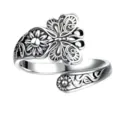 Vintage offener Ring Detail mit Schmetterling und Blumen Relief Design, stilvoller Kupferschmuck. - Offen verstellbar / Antiksilber