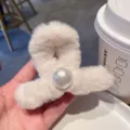 Morbida molletta per capelli in peluche con grande perla, accessorio capelli autunno inverno. - Bianco avorio