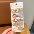 Vista dettagliata del set di mollette per capelli marroni per bambini con cuori e perle. - Set di 5 Pezzi Ragazza Marrone