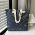 Sac cabas bleu marine décontracté avec motif losanges dorés et poignées en grosses cordes. - Motif grec doré