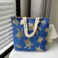 Sac cabas bleu en toile avec imprimé tortue dorée et anses en grosse corde blanche pour style casual. - Tortue en Zirconia Dorée