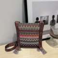 Sac à bandoulière tissé de style ethnique avec large sangle et franges pour femmes. - Rouge