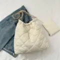 Sac bandoulière matelassé élégant avec chaîne et petite pochette. Grand cabas décontracté. - Blanc