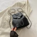 Mini sac à dos noir en cuir PU pour femmes, sac chic à bandoulière chaîne et fermeture élégante. - Noir