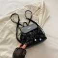 Petit sac à dos noir pour femme, cartable élégant en similicuir floral avec fermoir papillon. - Noir