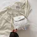 Mini sac à dos papillon blanc, sac seau élégant avec tissu texturé et perles. - Blanc