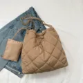 Sac cabas matelassé marron avec pochette, variante élégante sac bandoulière d'hiver. - Kaki