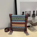Sac à bandoulière tissé style ethnique avec large sangle et motifs géométriques. - Bleu
