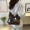 Sac à bandoulière en toile de style ethnique bohème avec motif zigzag et charmants glands. - Café
