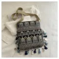 Sac bandoulière ethnique bohème avec motifs géométriques rétro et pompons élégants. - Vert