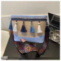 Sac bandoulière tissé bohème avec pompons colorés et large sangle ethnique élégant. - Bleu