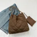Sac bandoulière matelassé marron avec bandoulière chaîne et petite pochette chic et décontracté. - Café
