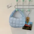 Sac à main matelassé bleu clair pour femmes, sac porté épaule tendance et décontracté. - Bleu clair