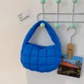 Sac à main matelassé bleu pour femme, mini sac cabas fourre-tout tendance minimaliste élégant. - Bleu
