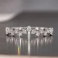 Exquisito anillo de onda plateado con diamantes, sortija apilable de circonita brillante. - Talla 6 / Oro blanco