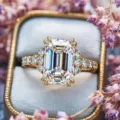 Elegante anillo de oro con talla esmeralda y piedras en una caja de terciopelo vintage. - Talla 6 / A656 Oro Amarillo