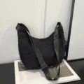 Sac bandoulière décontracté en nylon noir uni pour femme, élégant sac dumpling quotidien. - Noir