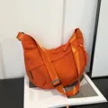Sac à bandoulière en nylon orange pour femmes, sac croissant décontracté avec large sangle. - Orange