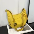 Sac bandoulière uni en nylon pour femme, sac hobo décontracté et tendance avec large sangle. - Jaune