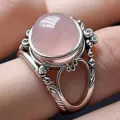 Primer plano detallado del anillo vintage de piedra rosa con filigrana de metal plateado. - Talla 6 / Oro Blanco (Rosa)
