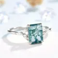 Primer plano de anillo vintage de ágata musgo con circonitas brillantes talla marquise. - Talla 6 / Oro blanco