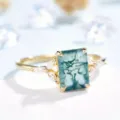 Primer plano del anillo vintage dorado con ágata verde y zirconias marquesa brillantes. - Talla 6 / Dorado