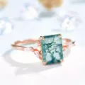 Vista de primer plano de un elegante anillo de oro rosa con ágata musgosa y circonitas. - Talla 6 / Rosa oro