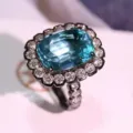 Primer plano detallado del anillo halo gótico chapado en negro con circonita azul. - Talla 6 / A659 Azul Marino