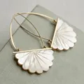 Eleganti orecchini a ventaglio con conchiglia e ganci dorati, stile minimal chic. - Oro Giallo