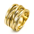 Primer plano detallado del anillo cruzado dorado de múltiples hilos con textura metálica pulida. - Talla 6 / Dorado